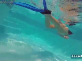 Glorious ইউরোপীয় মেয়ে অভিনব নারী মিছরি swims নিচের পানি