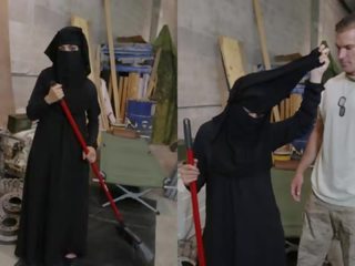 Tour z tyłeczek - muzułmański kobieta sweeping podłoga dostaje noticed przez desiring amerykańskie soldier