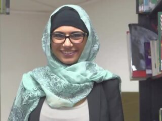 मिया khalfia - अरब प्यारी स्ट्रिप्स नग्न में एक पुस्तकालय केवल के लिए आप