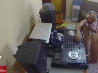 Dj a foder e scratching em o cadeira com um escondido câmara espionagem meu fantástico gf