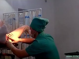 Sebuah muda muda bayi di putih kaus kaki di sebuah ginekologi kursi