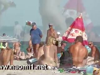Naomi1 drkanje a mlada youth na a javno plaža
