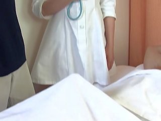 الآسيوية medic الملاعين اثنان striplings في ال مستشفى